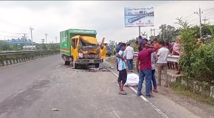 কালিহাতীতে দাঁড়িয়ে থাকা কাভার্ডভ্যানের পেছনে আরেকটির ধাক্কা, হেলপার নিহত